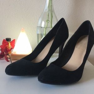 Lauren Conrad | Black Velvet Pumps